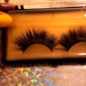 Lashing around boutique “The best Minks to blink”